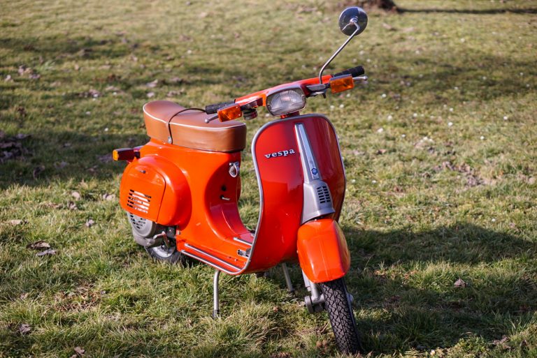 Rote Vespa V50 Special komplettansicht von vorne