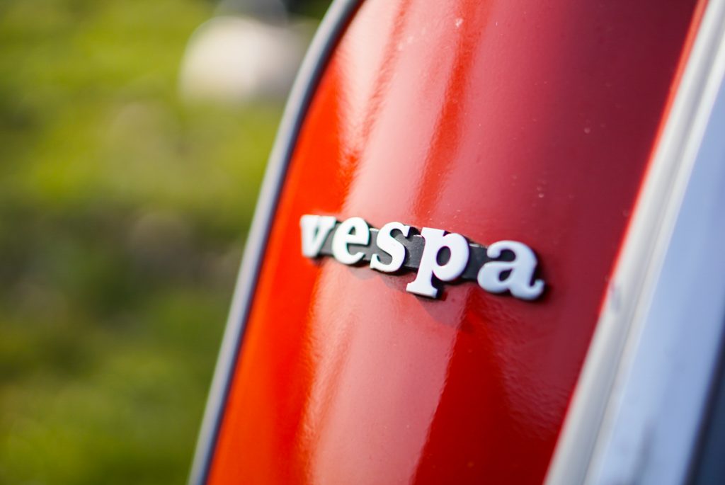 Schriftzug Vespa an roter Vespa V50 Special