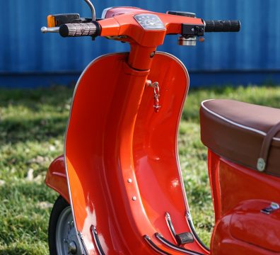 Seitenansicht Vespa V50 Special in Rot mit brauner Sitzbank