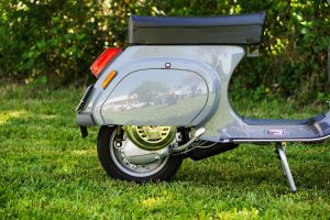 Perfekt restaurierte Vespa PK 50 in grau