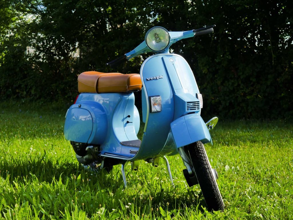 Blaue Vespa PK 50 mit brauner Sitzbank