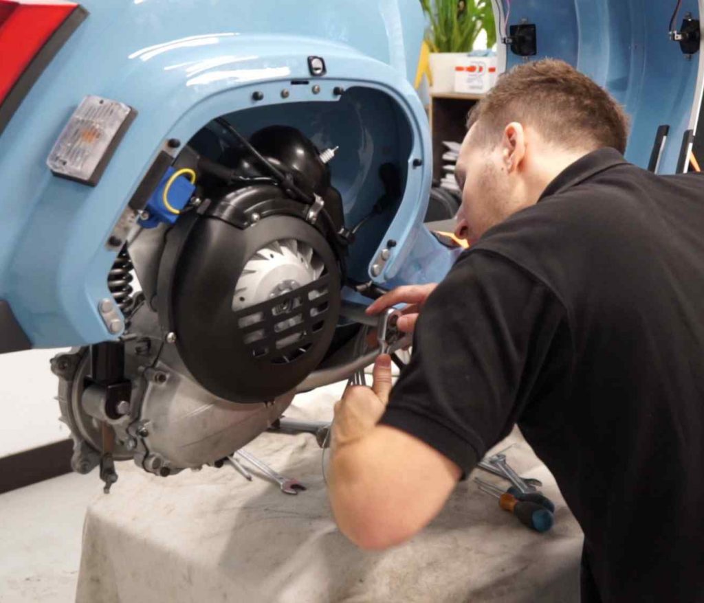 Bolzen Motor vorne festschrauben Vespa