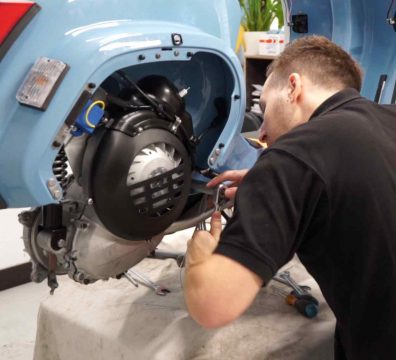 Bolzen Motor vorne festschrauben Vespa