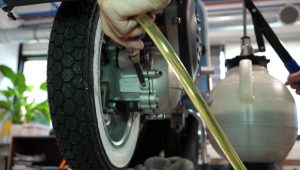 Getriebeöl Vespa PK einfüllen