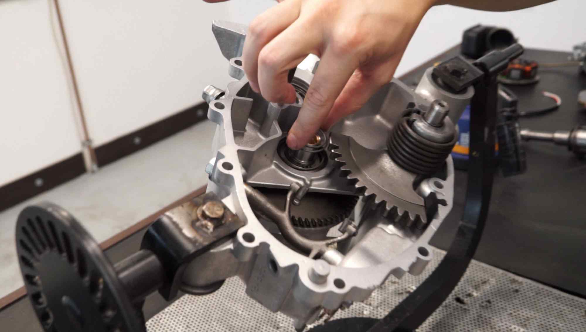 Vespa PK Motor Feder Kickstarterzahnrad einbauen