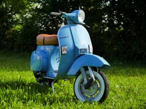 Vespa Pastellblau mit brauner Sitzbank